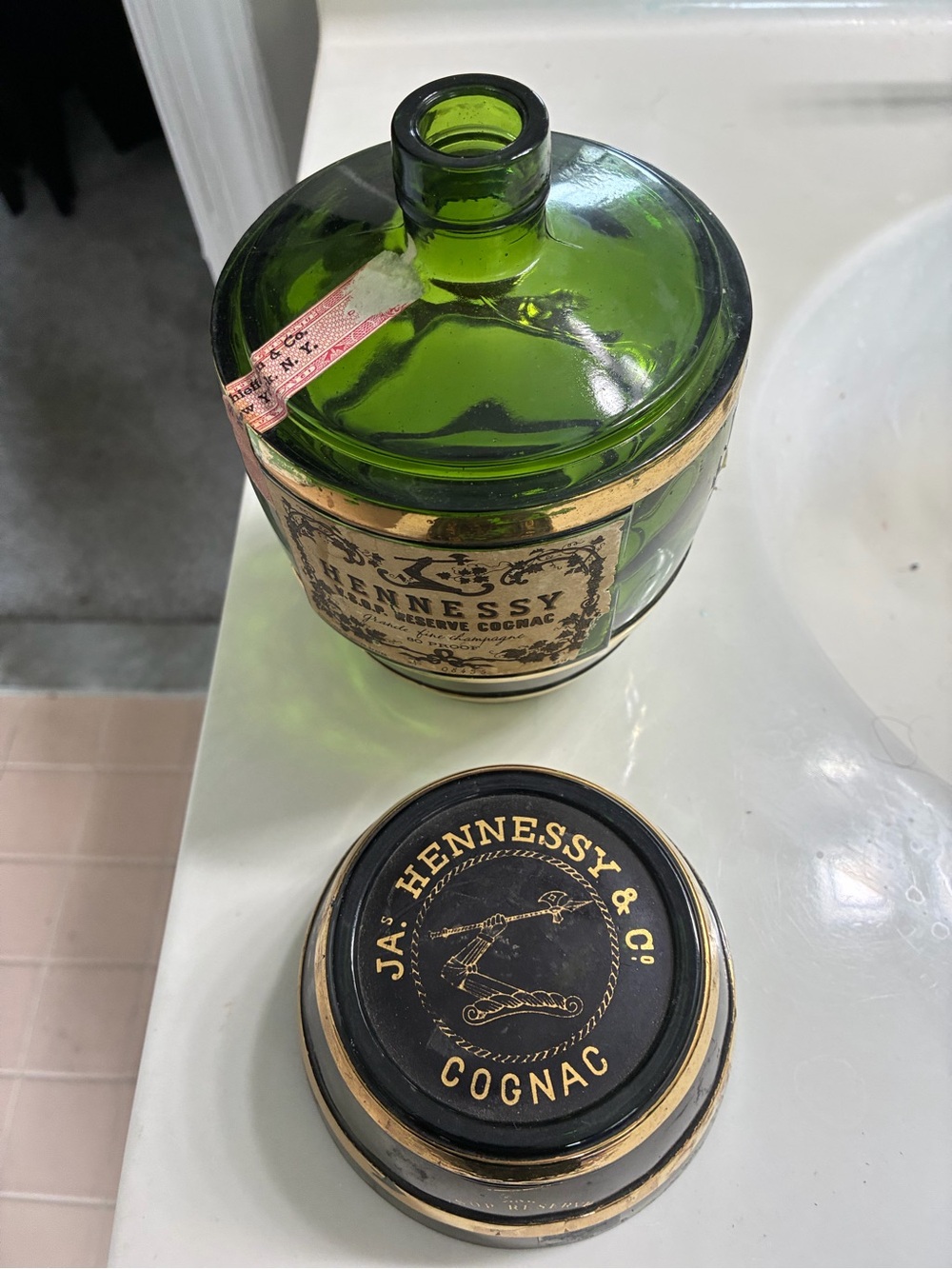 Vintage and Collectable Hennessy Green Barrel Decanter - V.S.O.P. Reserve Cognac - Picture 3 of 4